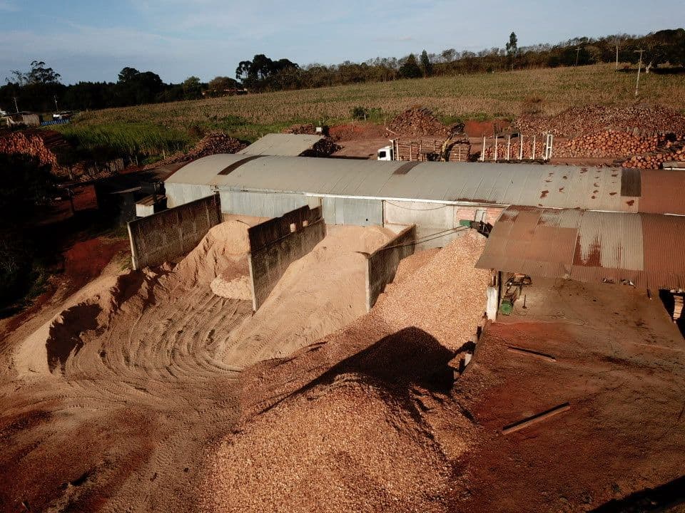 Equipe operando equipamento